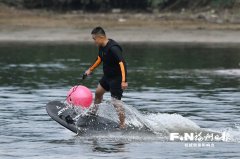 水上活动配备受福州市平易近青睐桨板、冲浪板